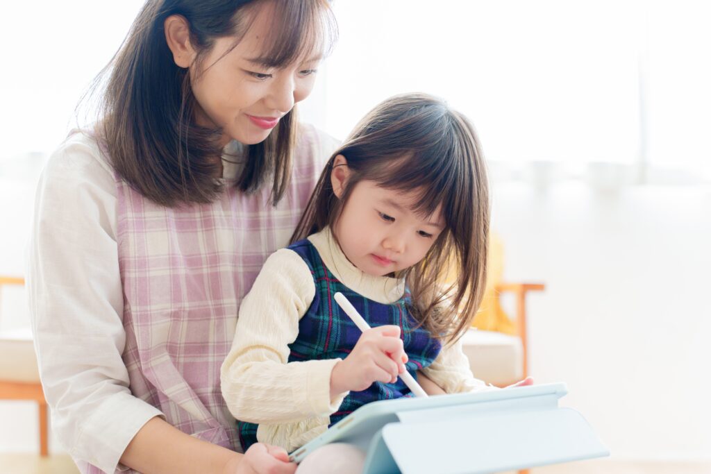 保育でのICT活用！遊びに取り入れるメリット・デメリットのアイキャッチ画像